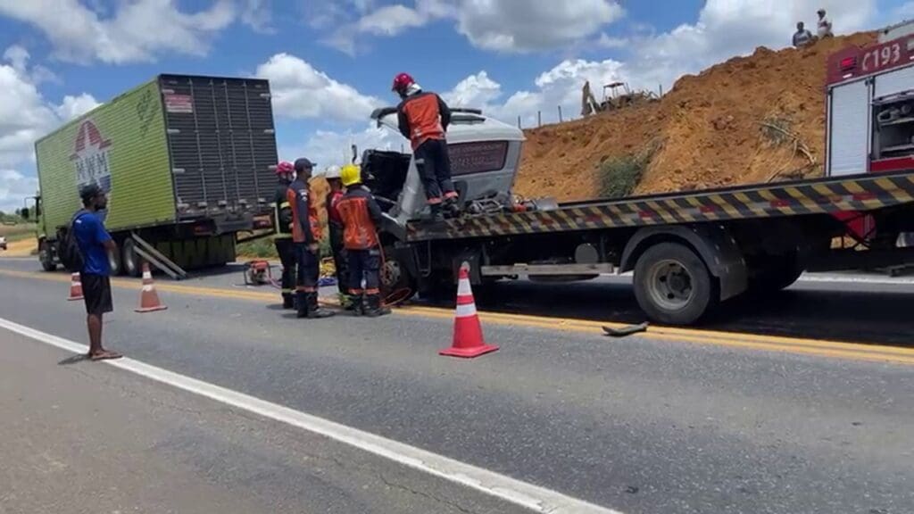 Batida entre caminhões deixa uma vítima fatal na BR-101, na Serra