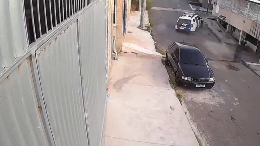 Vídeo: tampa de bueiro solta faz viatura da PM perder o controle e colidir contra casa na Serra Viatura da Polícia Militar colide com garagem de residência após passar por bueiro solto na Serra