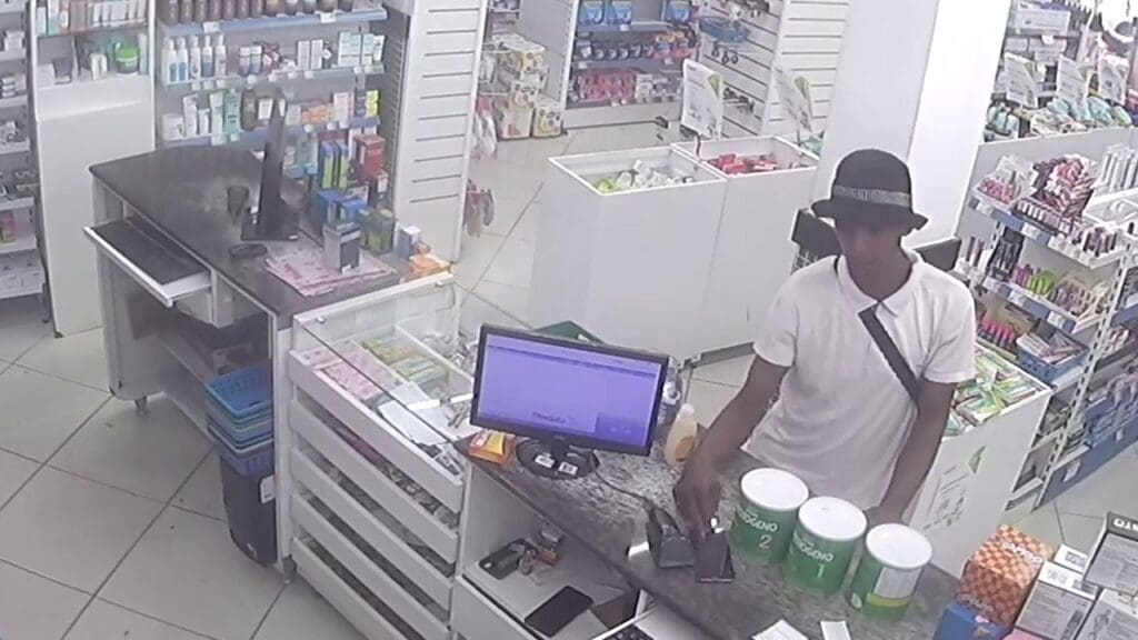 Vídeo: Sujeito furta celular na cara de pau em farmácia na Serra