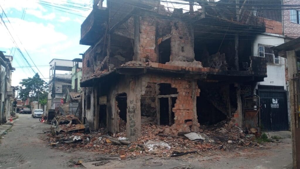 Prédio incendiado por cracuda é interditado pela Defesa Civil da Serra e deverá ser demolido Prédio é interditado no bairro Jardim Carapina após ataque de usuária de drogas.