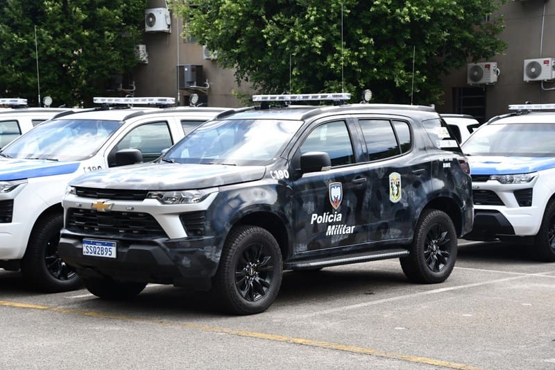 Imagem de novas viaturas blindadas estacionadas em um patio.