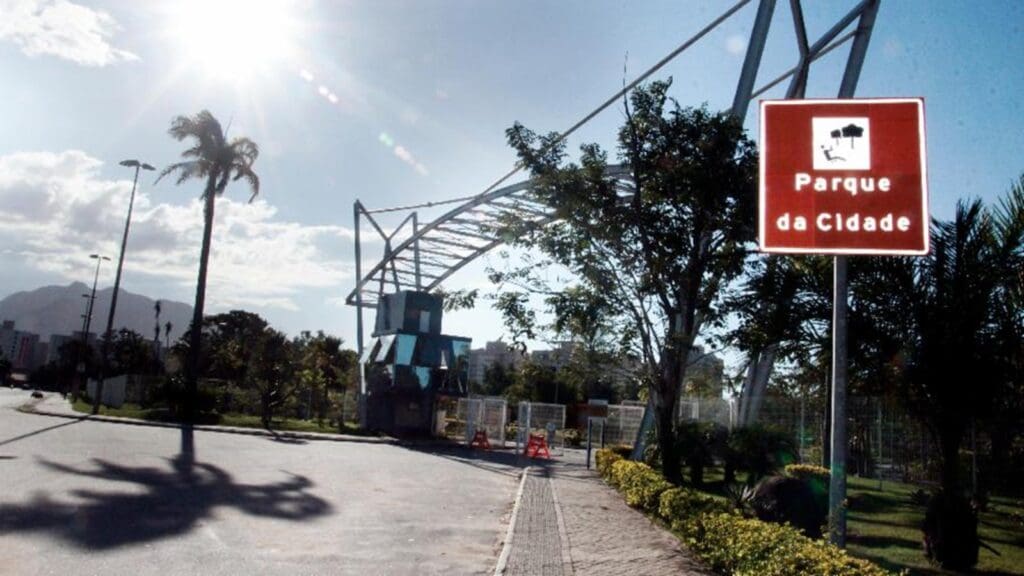 Fachada de entrada do Parque da Cidade, na Serra.