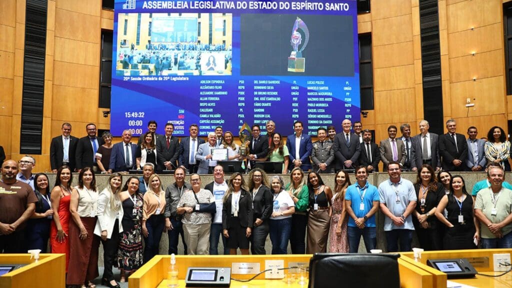 Assembleia Legislativa recebe troféu da UNALE por projeto de apoio à agricultura familiar no ES Parlamentares e servidores celebram prêmio recebido na ALES - (Foto: Ellen Campanharo)
