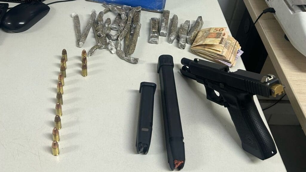 Polícia Militar detém irmãos após encontrar pistola e drogas na Serra Sobre uma mesa 40 buchas de maconha, uma pistola 9mm, dois carregadores, munições e R$ 2300 em cédulas.