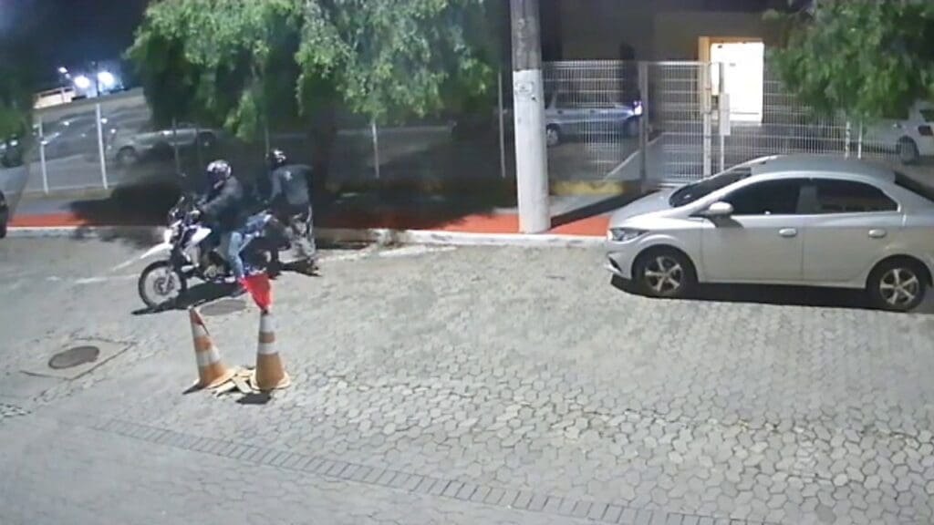Câmeras de segurança flagra furto de moto na Serra
