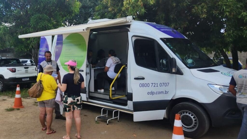 EDP faz troca gratuita de lâmpadas em terminais de ônibus na Serra e em Cariacica Van da EDP oferece troca de lâmpadas e outros serviços nas cidades de Cariacica e Serra