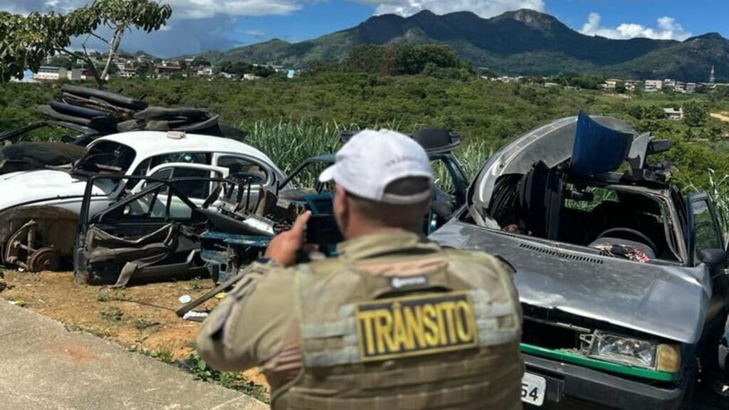 Departamento de Operações de Trânsito remove veículo abandonado no bairro Nova Carapina Agente de transito fiscalizando veículos abandonados em Nova Carapina.
