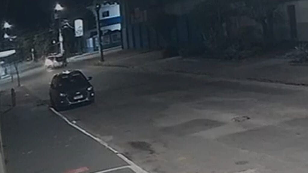 Vídeo: menores sequestram motorista de app e tocam o terror até serem apreendidos na Serra Câmeras de segurança flagraram o momento em que os menores sequestram a motorista de aplicativo e a colocam no porta-malas do veículo da vítima, no bairro São Diogo, na Serra.