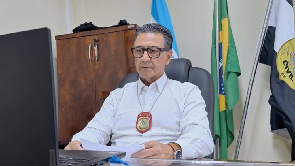 Delegado Geral da Polícia Civil do ES em seu escritório.