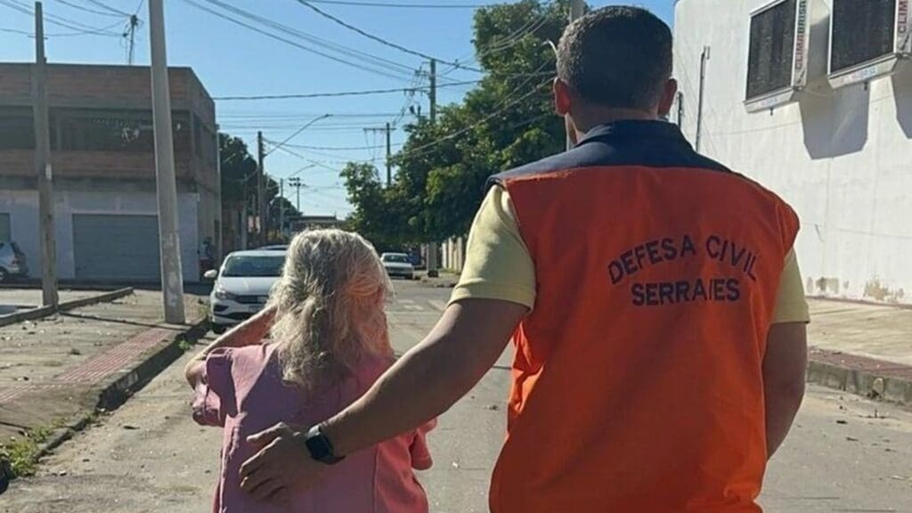 Prefeitura da Serra mobiliza para atender famílias afetadas pelas chuvas em Nova Almeida Equipes da Prefeitura da Serra atendem moradores em Nova Almeida após fortes chuvas e alagamentos.