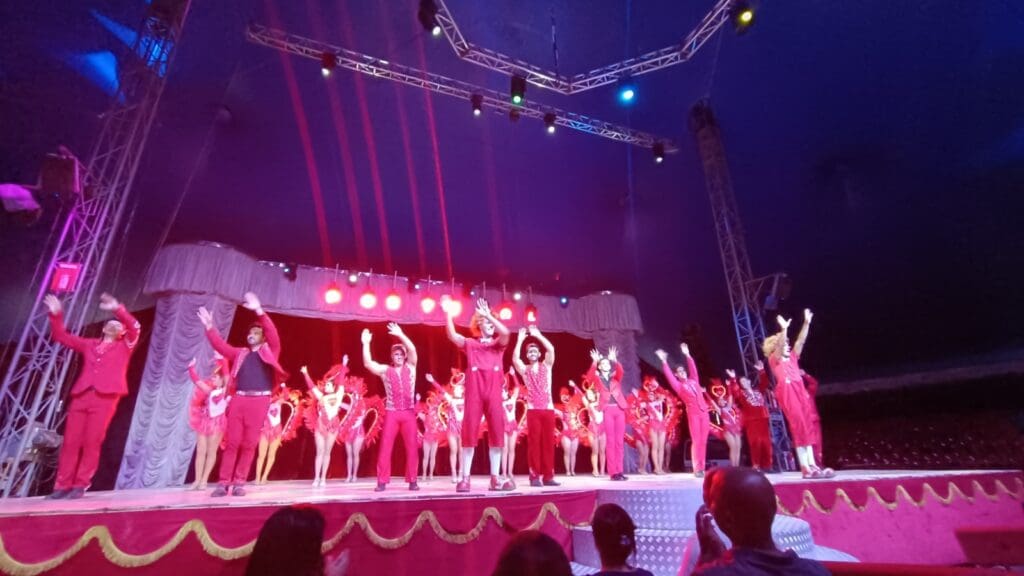 Circo Portugal Internacional se apresenta com diversos espetáculos e atrações inéditas na Serra Apresentação dos integrantes do Circo Portugal.