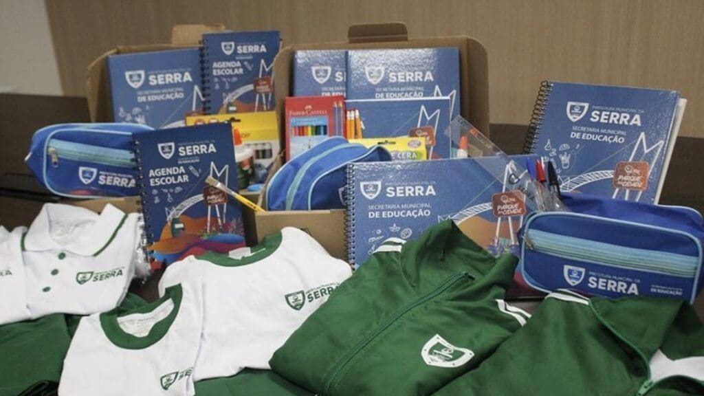Pais de alunos questionam Prefeitura da Serra sobre novos atrasos na entrega de uniformes e mochilas escolares