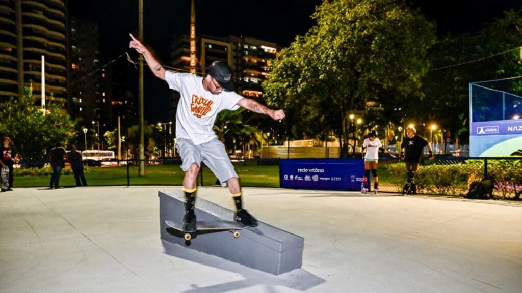 Prefeitura de Vitória entrega revitalização da pista de skate e patins da Praça dos Namorados