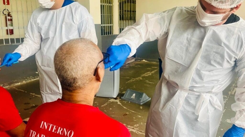 Polícia Científica e SEJUS coletam DNA de 134 detentos condenados em 2025 no ES SEJUS realiza a coleta do DNA de 134 detentos do ES