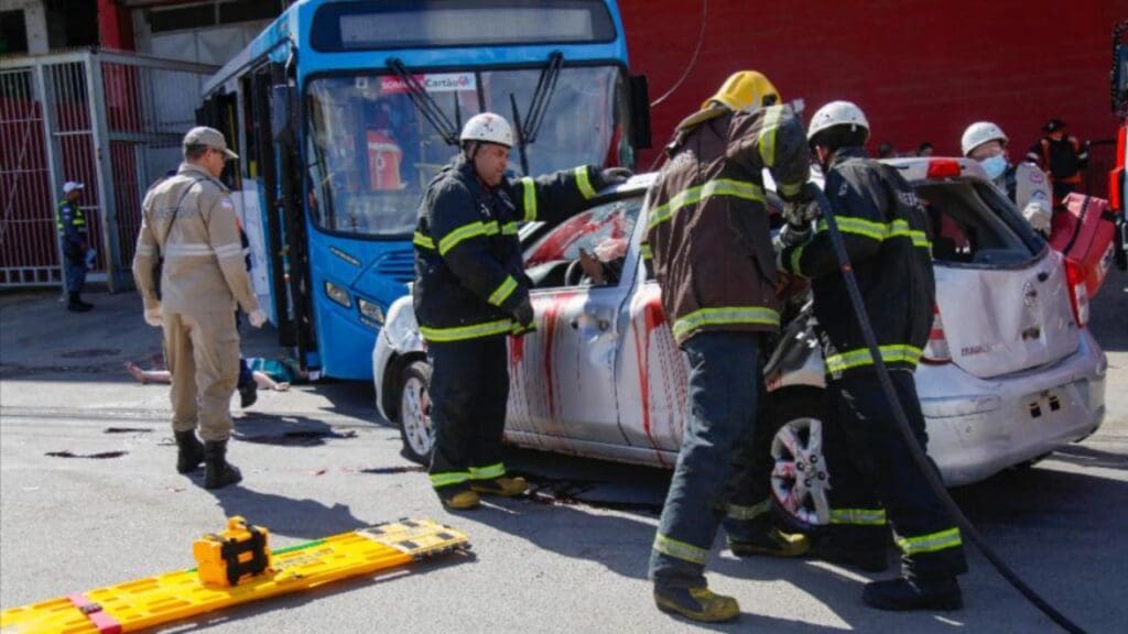 Simulação de acidente no trânsito marca Maio Amarelo na Serra