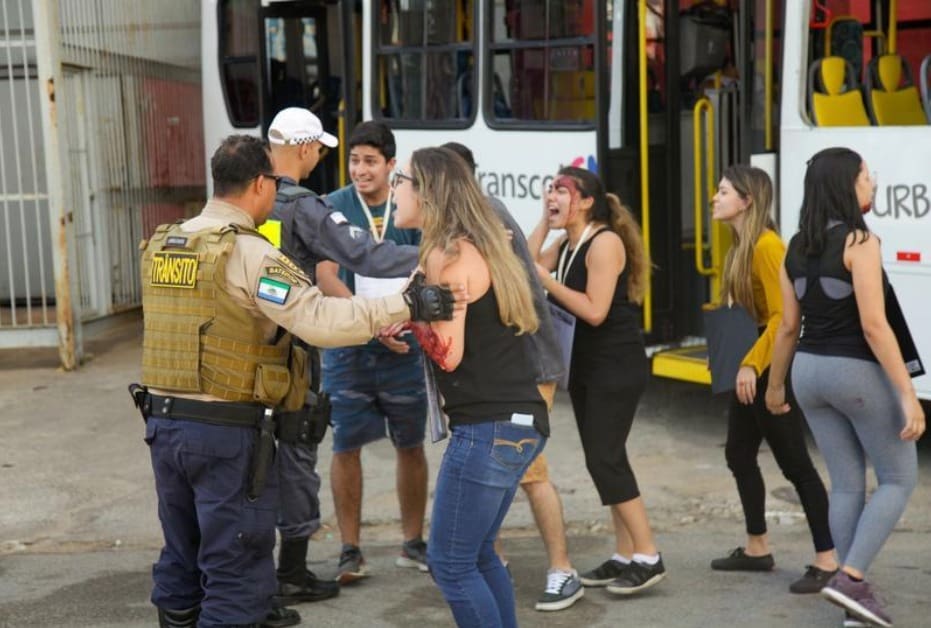 Imagem de uma simulação de um acidente: com agentes do DOT, acalmando pessoas que se envolveram no acidente.