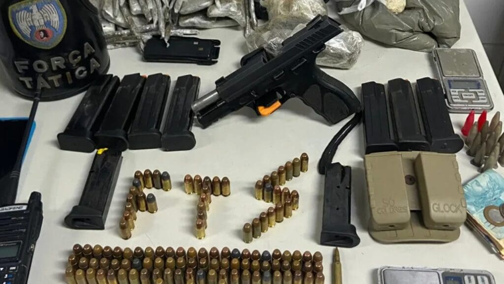Foragido da Justiça é preso com arma, drogas e munições em Planalto Serrano Força Tática prende foragido da justiça na Serra