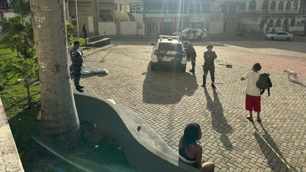 Polícia Militar isola a área do crime na Praça da Igreja Matriz, em Serra-sede
