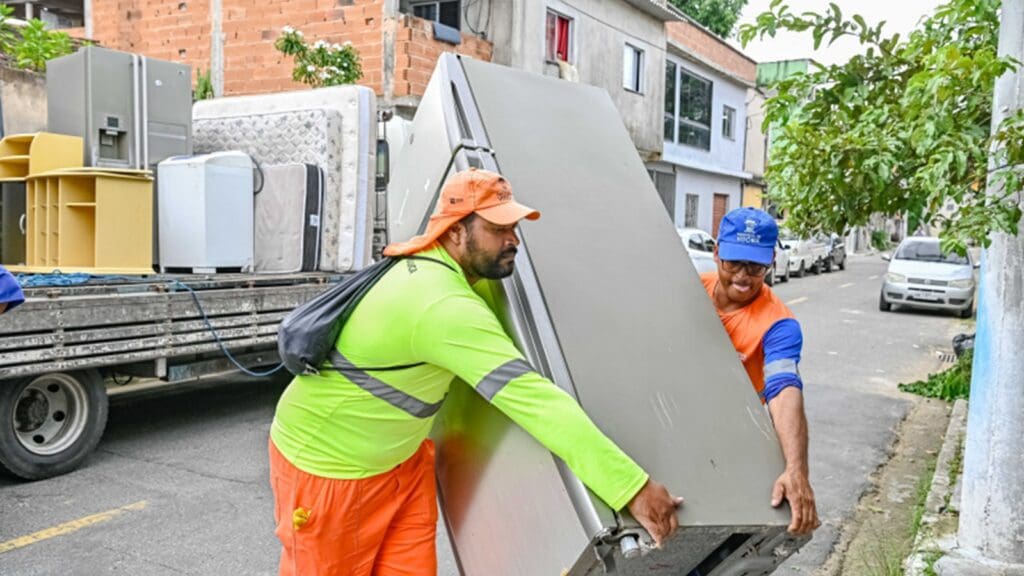 Doação do serviço “Papa-Móveis” transforma realidade de família em bairro de Vitória Doação do serviço "Papa-Móveis" transforma realidade de família em bairro de Vitória