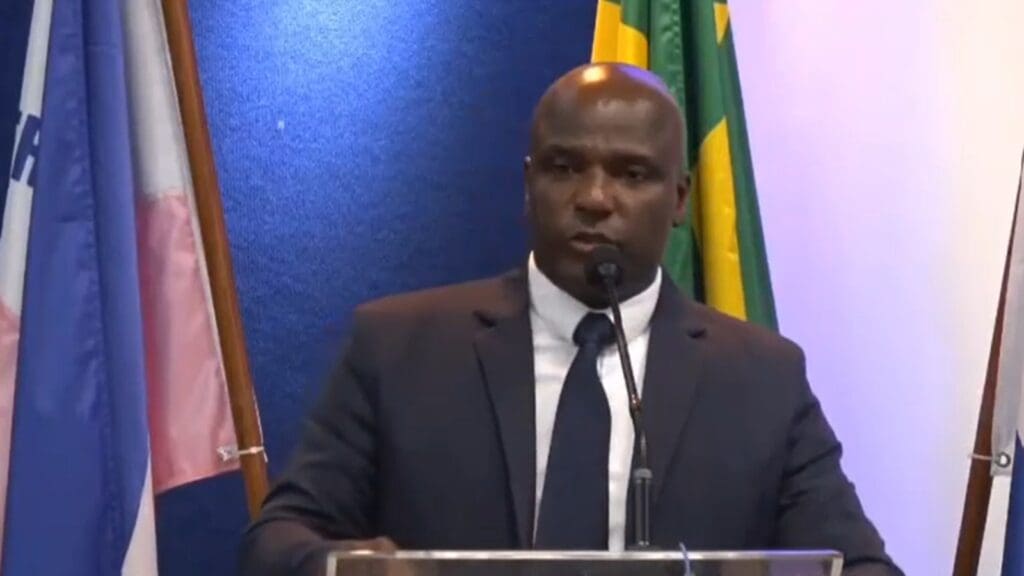 Confusão entre vereador e funcionária da Câmara da Serra vai parar na delegacia Caso de conflito na Câmara da Serra gera polêmica e acusações de intolerância religiosa a vereador