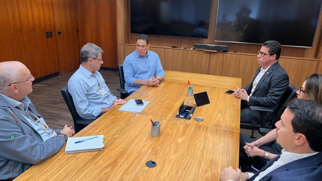 ALES reúne com diretores da ArcelorMittal em defesa do investimento de R$ 4 bilhões na Serra Assembleia Legislativa do ES negocia aporte bilionário da ArcelorMittal para fortalecer economia capixaba
