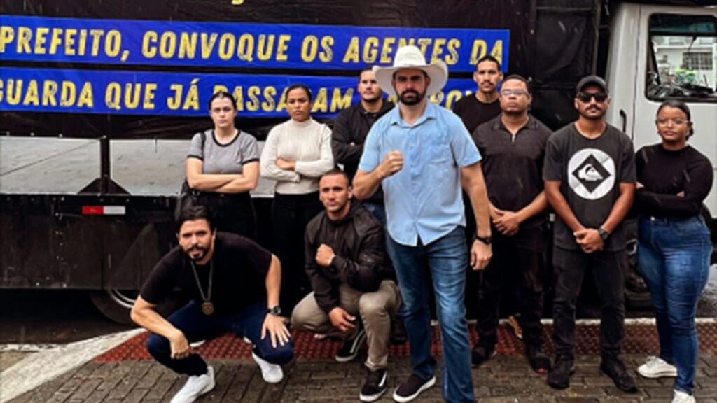 Aprovados no concurso da GCM, agente Dias e Pablo Muribeca protestam em frente à Prefeitura da Serra com faixas e carro de som.