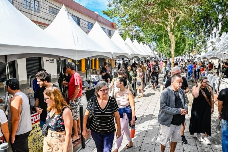 Feira de antiguidades anima a Rua da Lama em Vitória