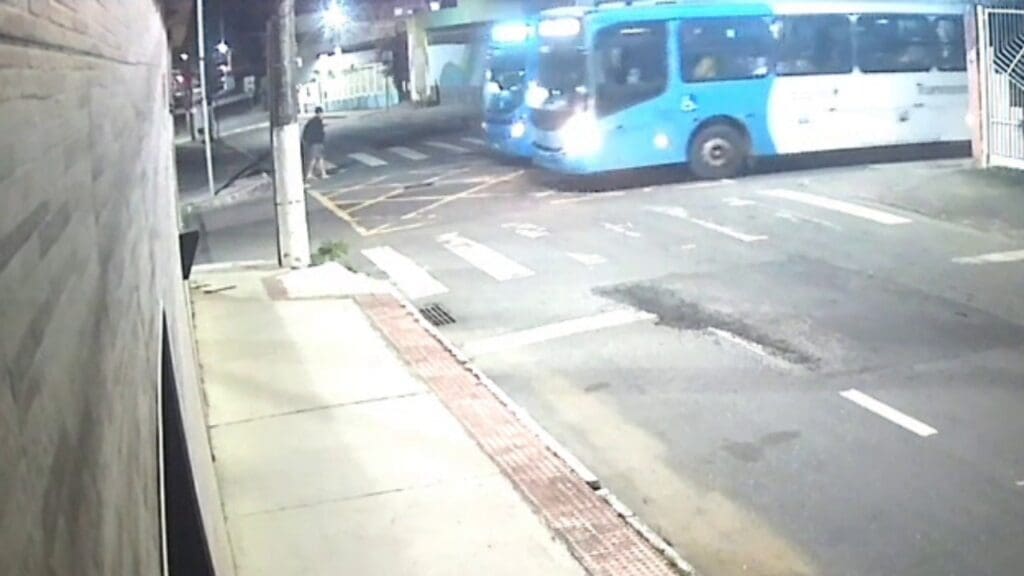 Vídeo: homem tenta escapar de assalto dentro de ônibus e é esfaqueado na Serra Mecânico é esfaqueado durante assalto a ônibus na Serra