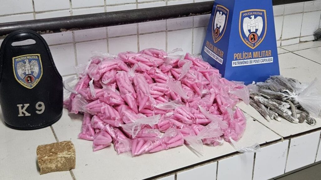 Força Tática descobre casa recheada de drogas após denúncias anônimas na Serra PM apreende drogas em casa usada por traficantes na Serra