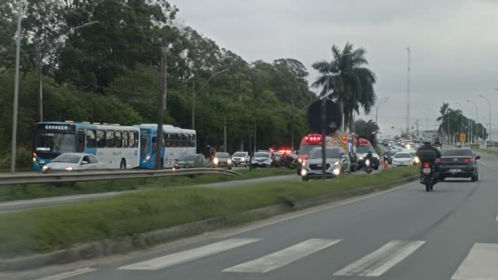 Momento em que a equipe do Corpo de Bombeiros realiza o resgate dos suspeitos que ficaram presos no veículo acidentado, na BR-101, na Serra.