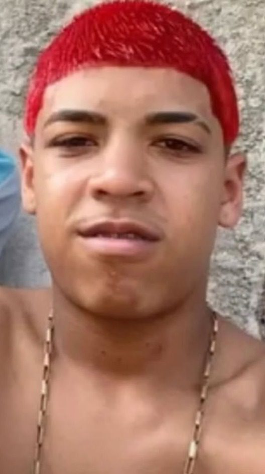 Foto de um adolescente sem camisa (Victor Miguel da Silva Bonfim, de 14 anos), morto a tiros.