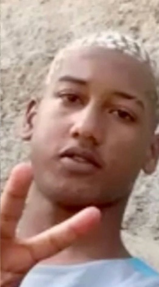 Foto de um adolescente fazendo com uma das mãos um sinal de V com os dedos, (João Lucas Félix Bendel, de 15 anos), morto a tiros.