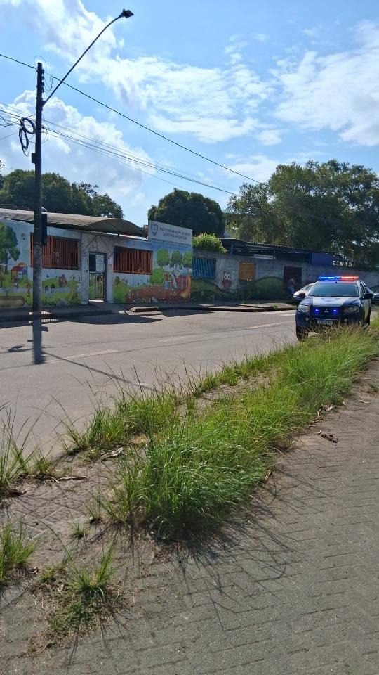 Imagem de uma escola infantil com uma viatura da Guarda da Serra, estacionada em frente ao local.