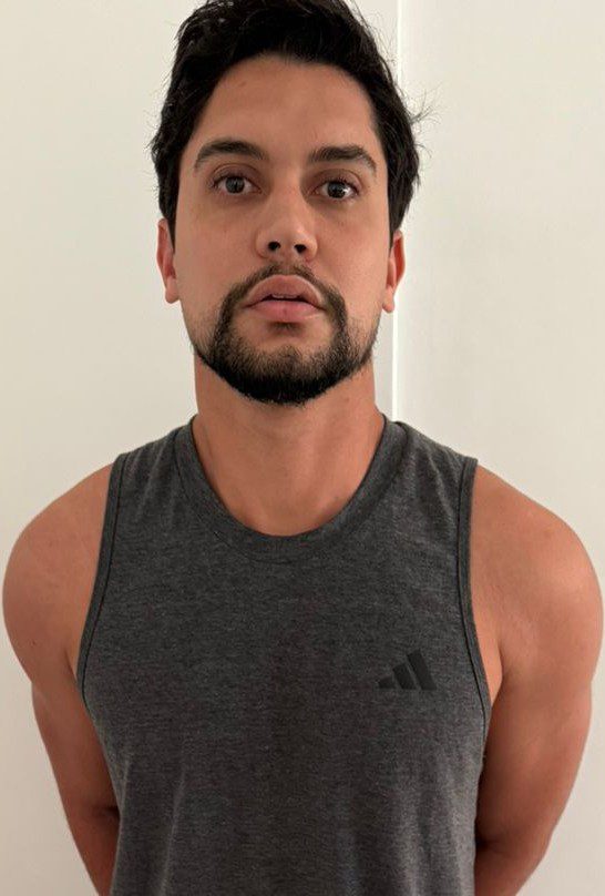 Imagem de um homem (Gustavo Peixoto Cordeiro, de 26 anos), preso por estelionato.