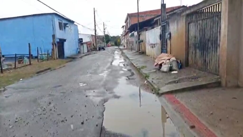 Moradores denunciam buracos e acúmulo de água após obra da CESAN em Vista da Serra Moradores denunciam buracos e acúmulo de água após obra da CESAN em Vista da Serra I
