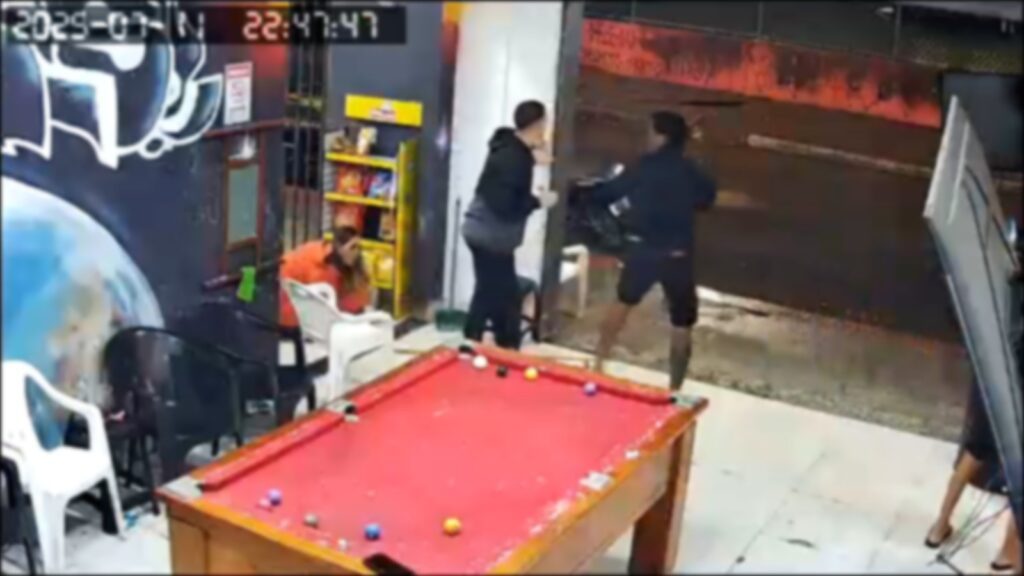 Vídeo mostra desespero de clientes durante tiroteio que deixou três mortos na Serra Clientes correm e se escondem durante tiroteio em bar na Serra, registrado por câmera de segurança, no bairro Novo Horizonte, na Serra.