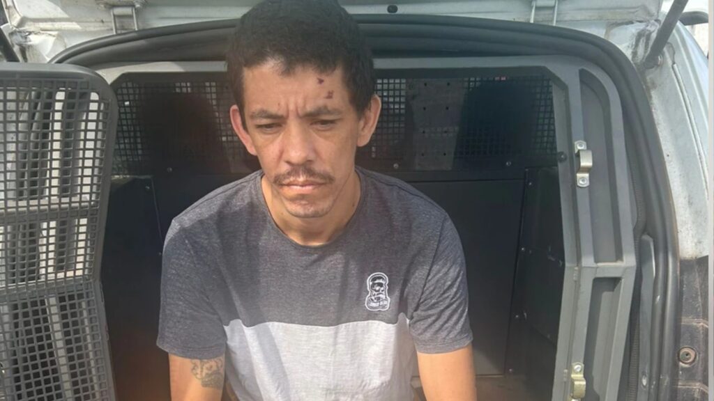 Polícia Militar prende sujeito com mais de 20 passagens dormindo em casa na Serra Paul Saymon Vieira Leal tem passagens por roubo, violência doméstica e estupro na região de Jacaraípe, na Serra