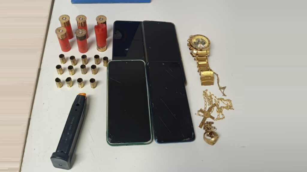 PM é acionada após tiroteio entre traficantes e prende dois suspeitos na Serra Confronto entre facções termina com duas prisões na Serra