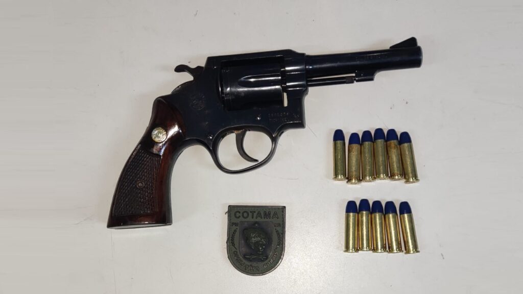 PM detém sujeito armado durante patrulhamento na zona rural da Serra Polícia Militar detém sujeito armado zona rural da Serra