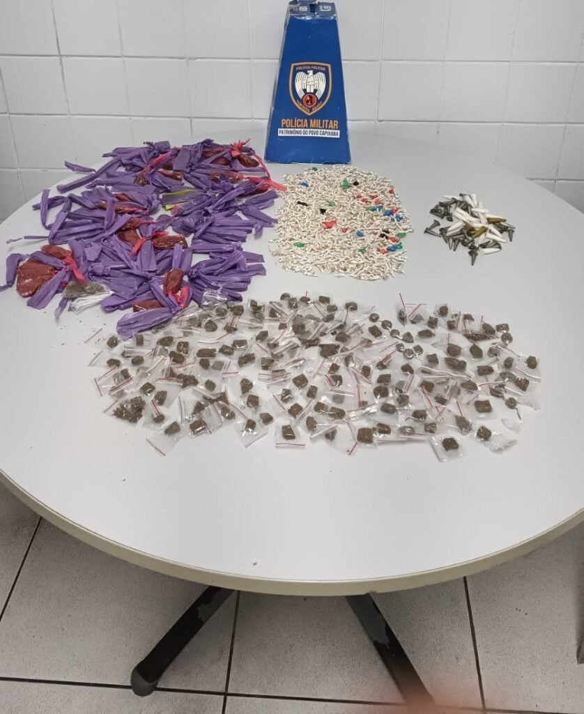 PM arrocha traficantes e apreende grande quantidade de drogas em área de mata na Serra