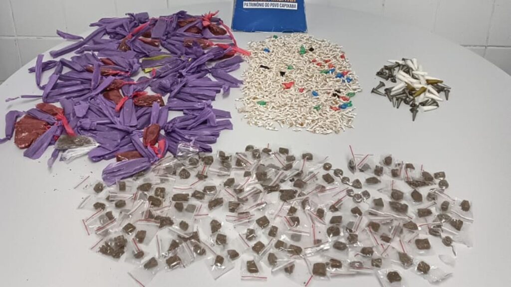 PM arrocha traficantes e apreende grande quantidade de drogas em área de mata na Serra