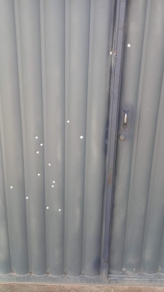 Portão de uma casa atacada durante a noite atingido por 15 disparos de arma de fogo.