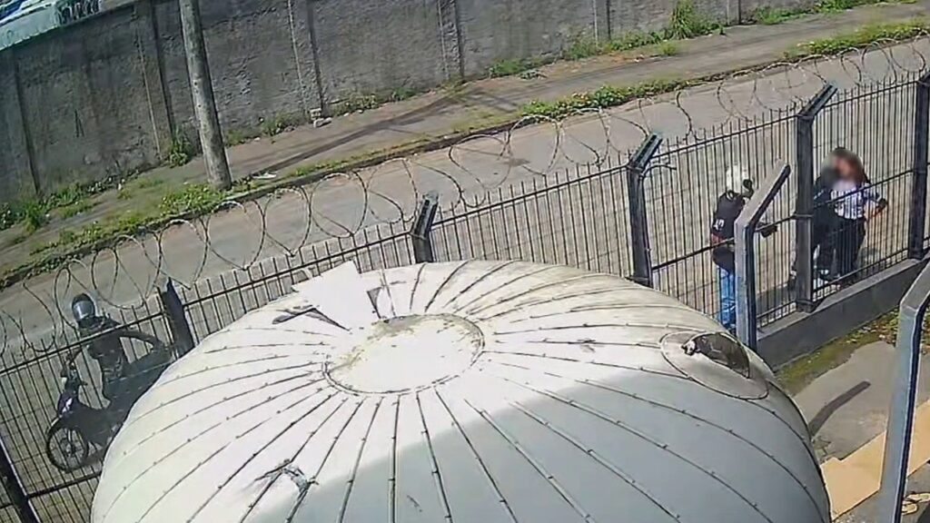 Vídeo: câmera flagra dupla de moto assaltando em plena luz do dia na Serra Casal de jovens é assaltado por dupla em moto e crime é registrado por câmera de segurança