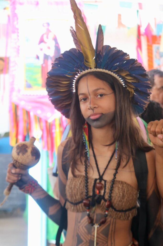 Uma das crianças indígena do Grupo Curumins Guerreiros.