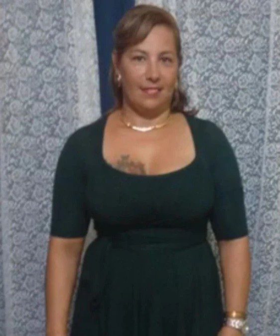 Imagem de uma mulher sorrindo posando para uma foto, (Ana Maria Rodrigues dos Reis, de 47 anos), assassinada em 2016.