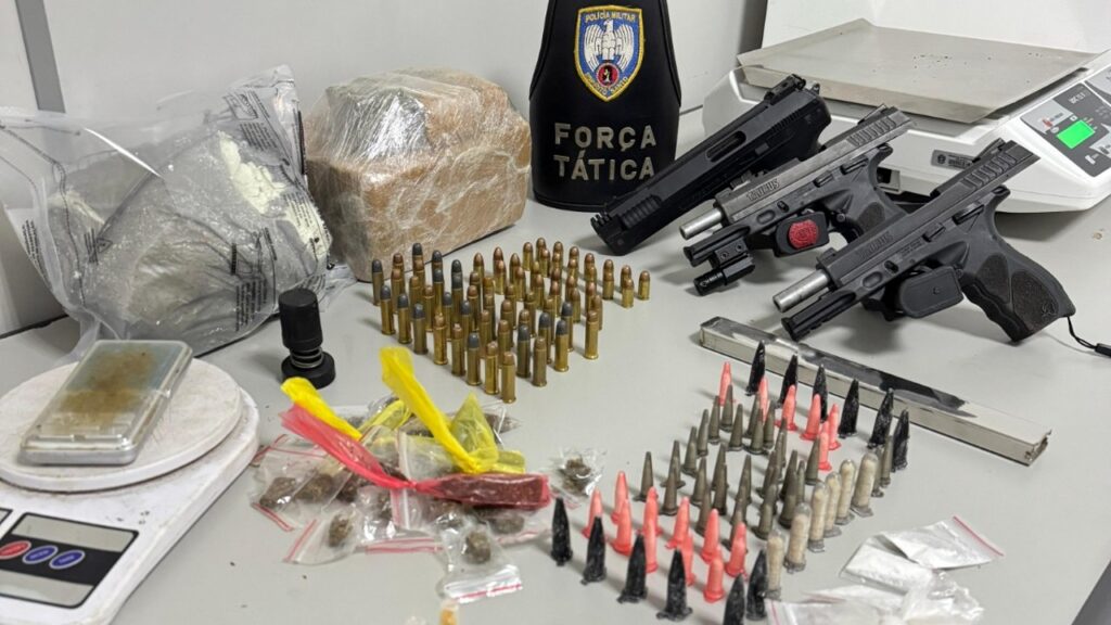 Polícia Militar encontra casa recheada de drogas e armas na Serra Polícia Militar prende suspeitos e encontra casa recheada de armas e drogas na Serra