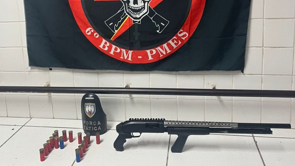 Polícia Militar apreende espingarda, pistolas e drogas em ações nos bairros da Serra Ações da PM resultam em apreensão de espingarda, pistolas e munições em bairros da Serra