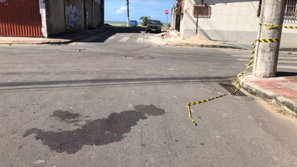 Jovem é assassinado enquanto voltava para casa com pão e leite na Serra Jovem é assassinado com tiro no peito em Balneário de Carapebus na Serra