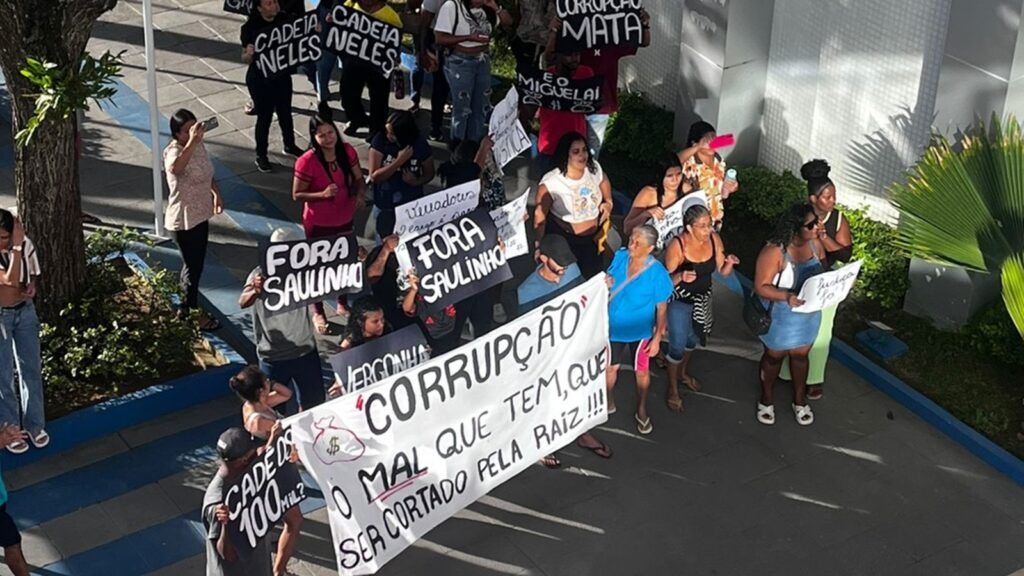 Vídeo: protesto cobra afastamento de vereadores denunciados por corrupção na Câmara da Serra Manifestantes pedem saída imediata de vereadores denunciados por corrupção na Câmara da Serra