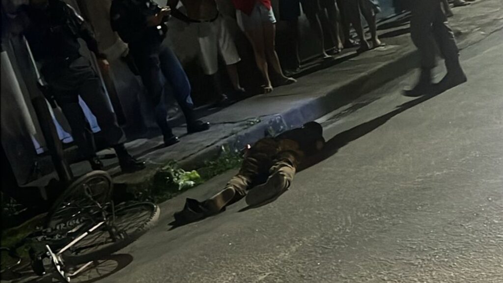 Curiosos acompanhando o trabalho da perícia da Polícia Científica em local de homicídio em Residencial Jacaraípe, na Serra